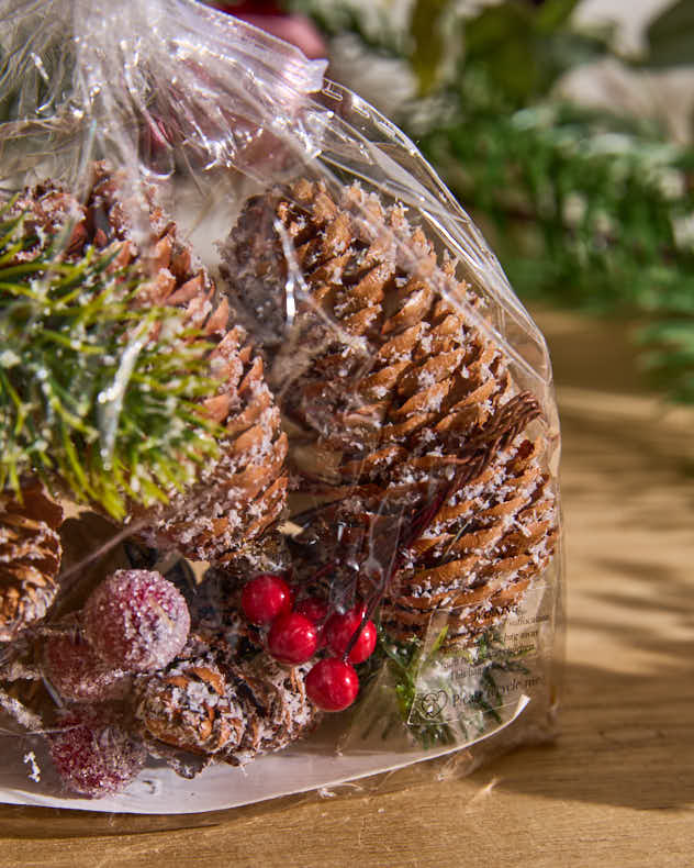 Frosted Berries Pinecone Pot Pourri - Image 4