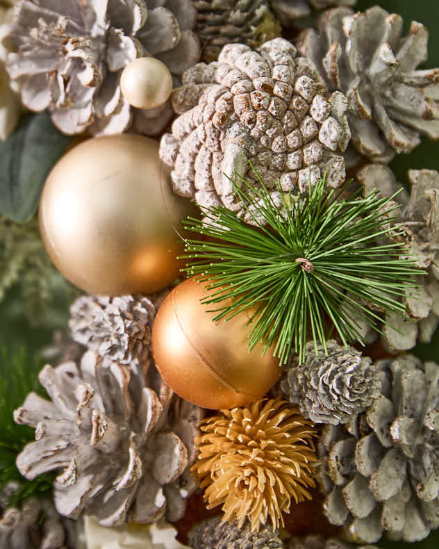 Frosty Amber Rose Wreath - Image 3