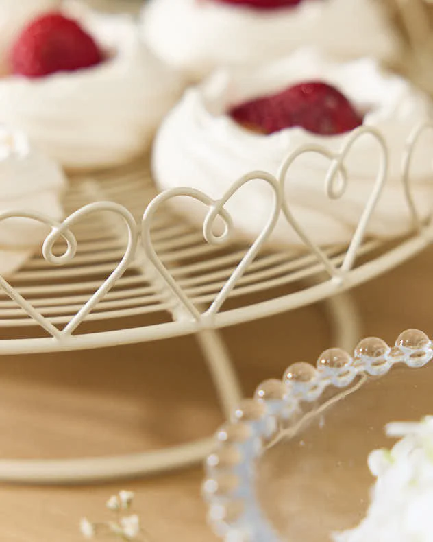 Heart Trim Single Tier Cake Stand - Image 3