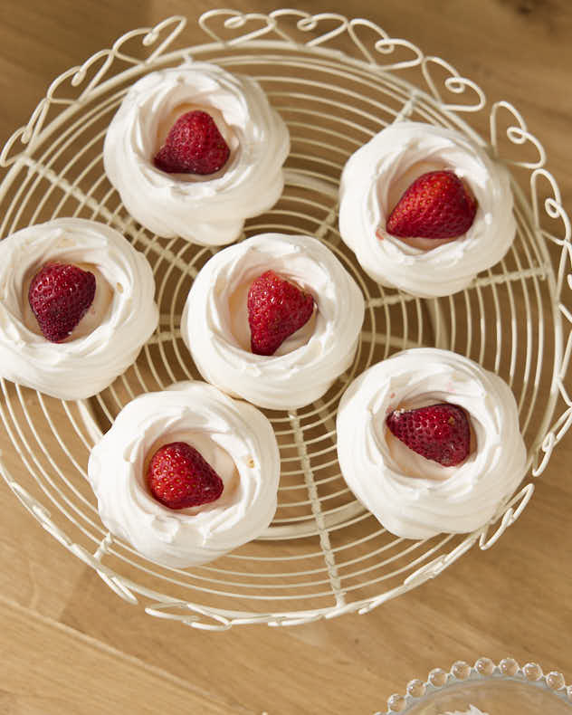 Heart Trim Single Tier Cake Stand - Image 4