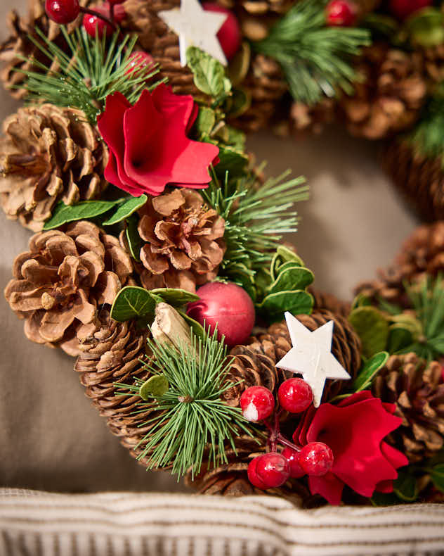 Indoor Stars & Roses Wreath 35cm - Image 3