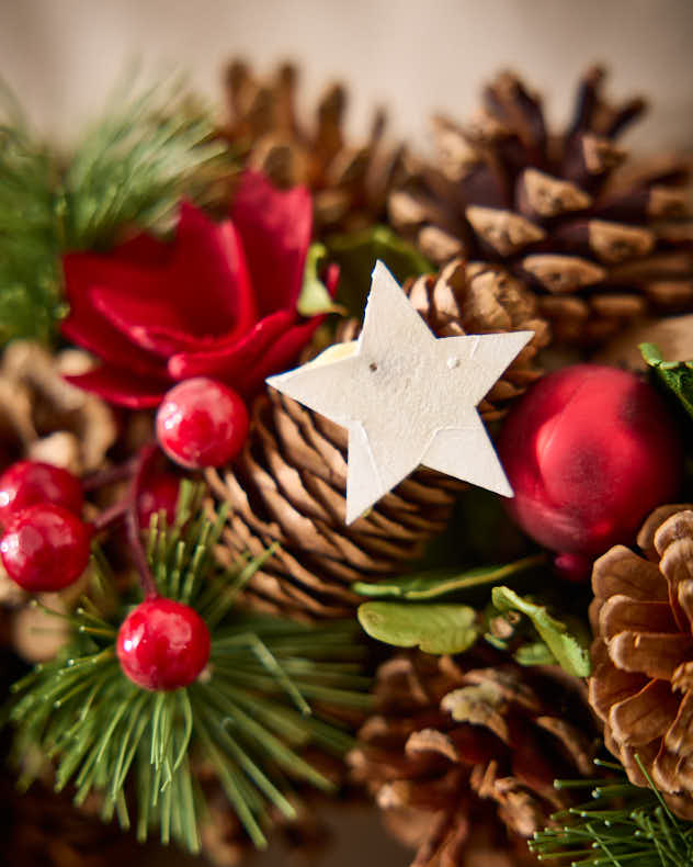 Indoor Stars & Roses Wreath 35cm - Image 4