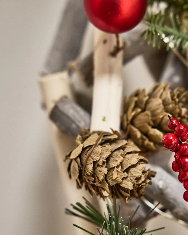 Light-Up Wood and Berry Wreath - Image 3