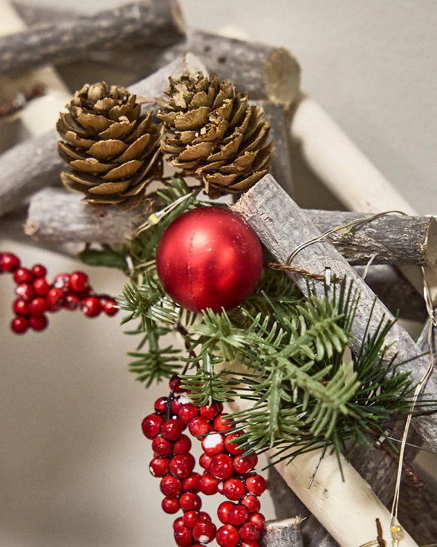Light-Up Wood and Berry Wreath - Image 4