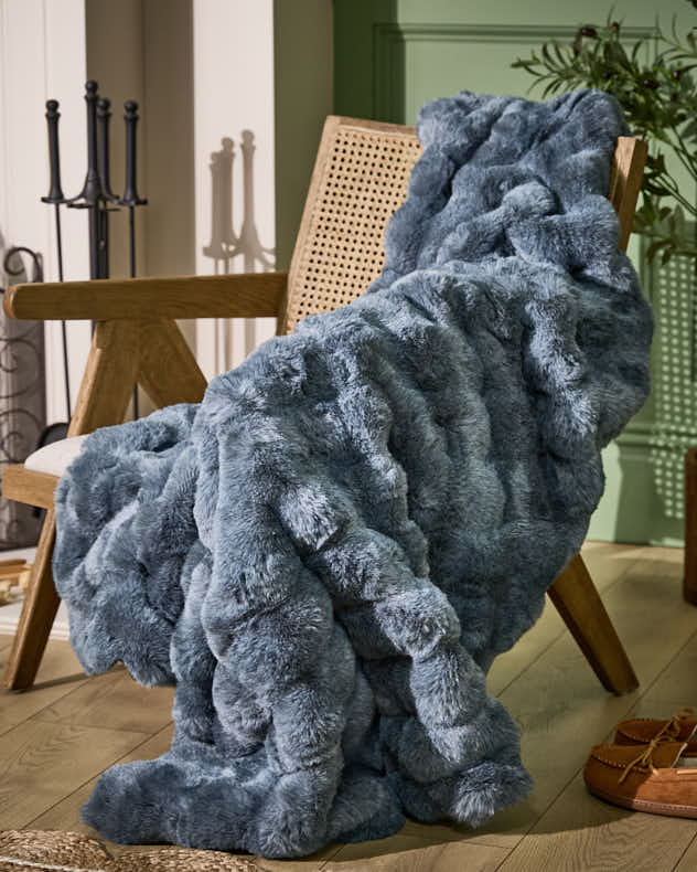 Luxe Faux Fur Throw - Image 3