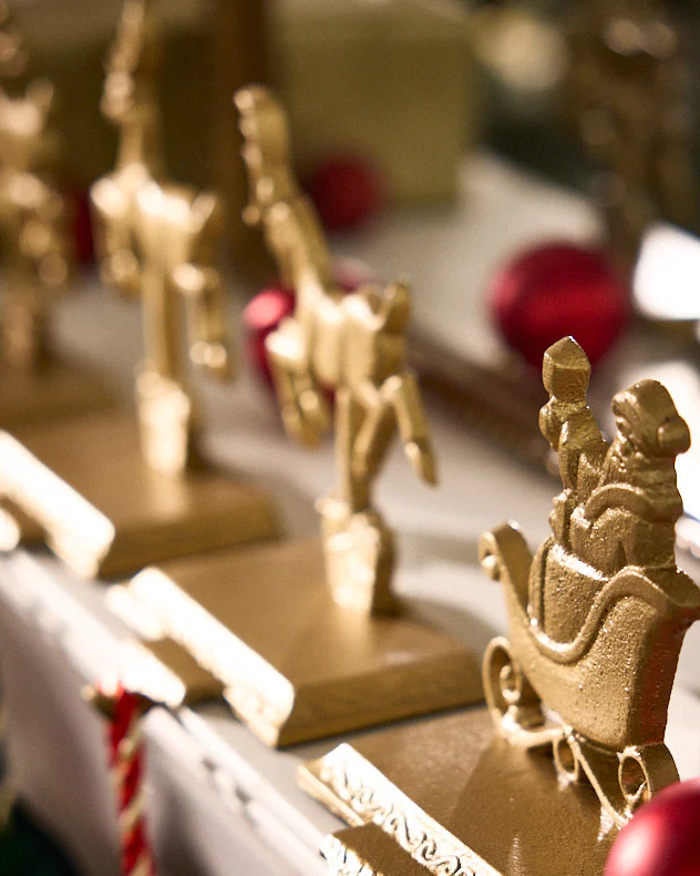 Santa's Sleigh Set of 4 Gold Stocking Holders - Image 3
