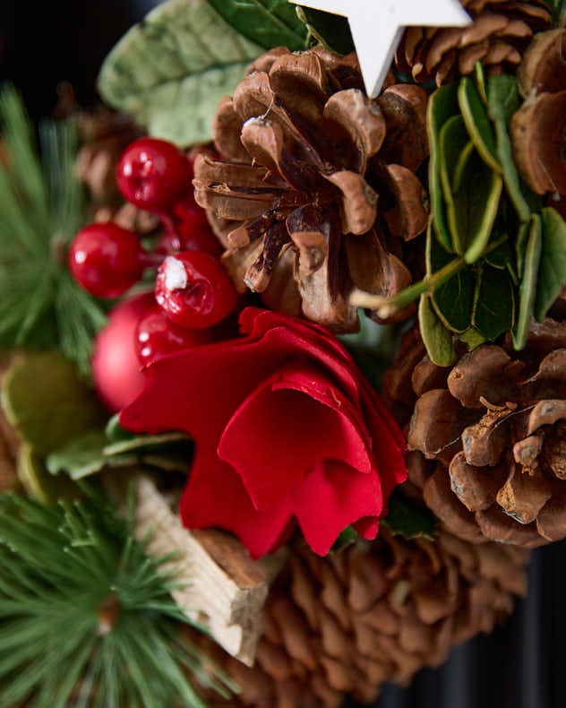Stars & Roses Christmas Wreath 35cm - Image 3