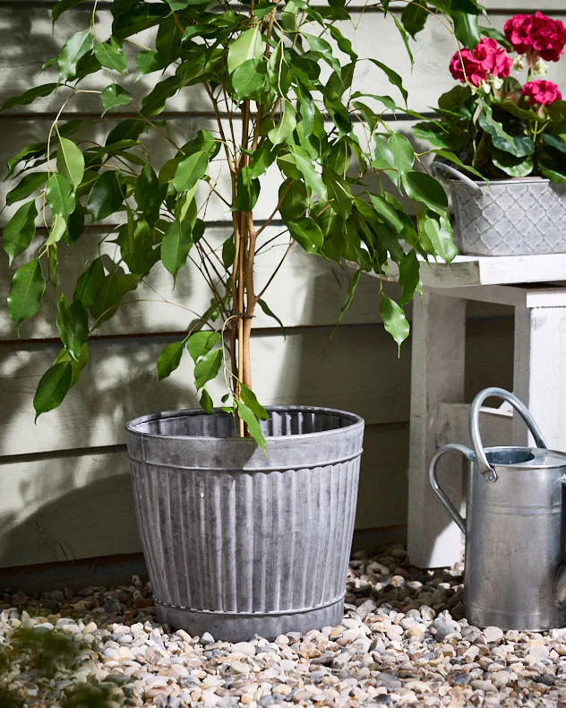 Toma Round Ribbed Metal Planter - Image 4