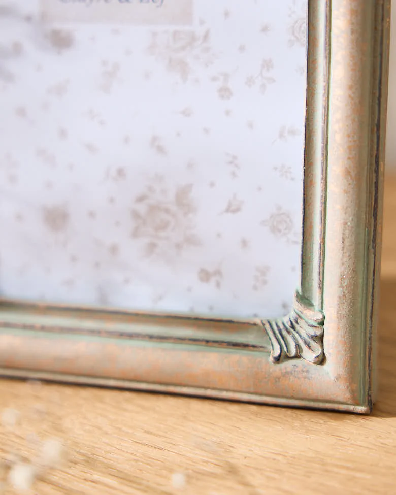 Traditional Gold Picture Frame - Image 3