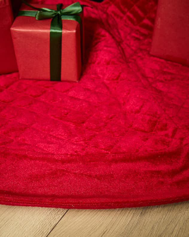Red Velvet Quilted Tree Skirt - Image 3