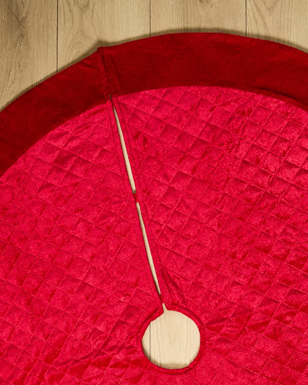 Red Velvet Quilted Tree Skirt - Image 5