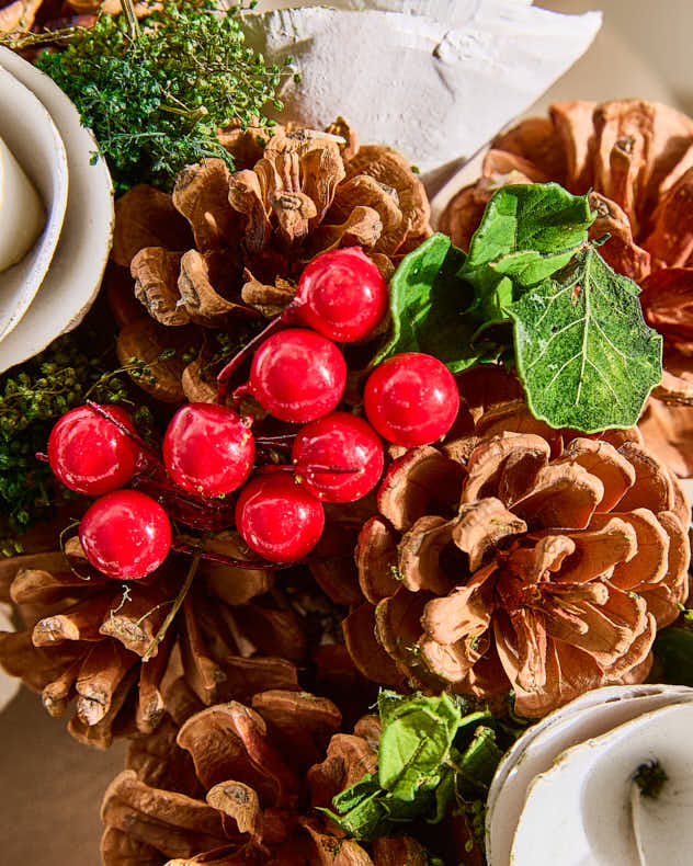 White Roses & Berries Indoor Wreath 35cm - Image 3