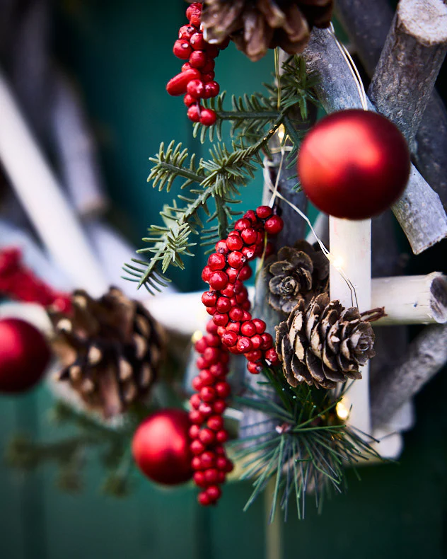 Woodland Berries Pre-Lit Wreath 30cm - Image 3