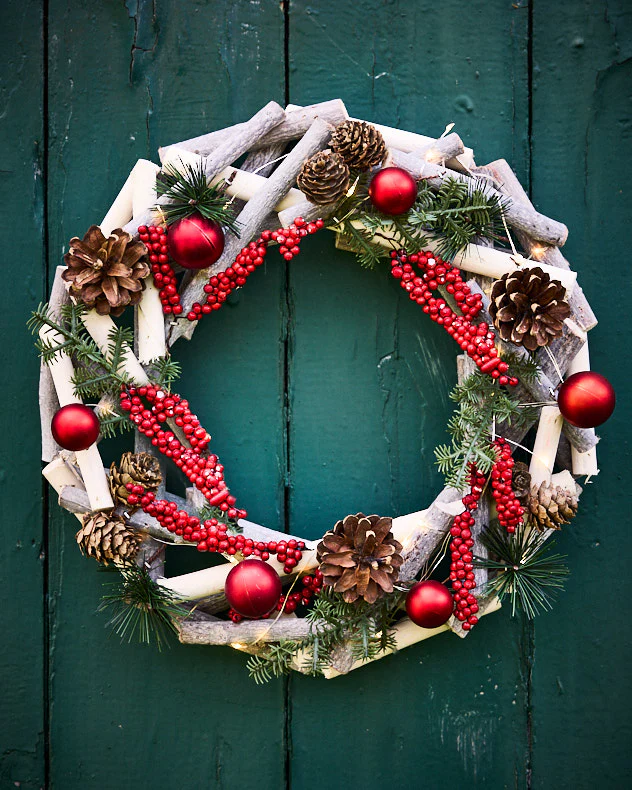 Woodland Berries Pre-Lit Wreath 30cm - Image 4