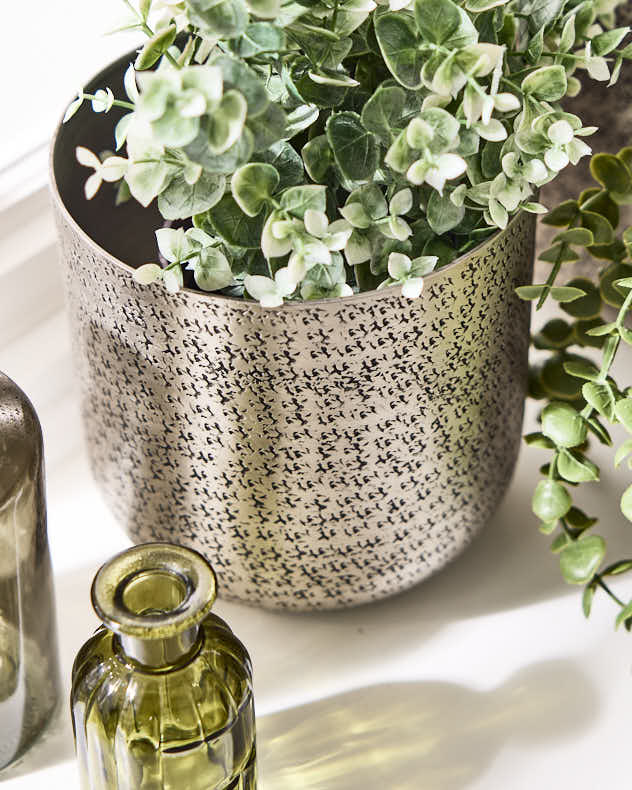 Zaio Hammered Metal Planters - Image 3
